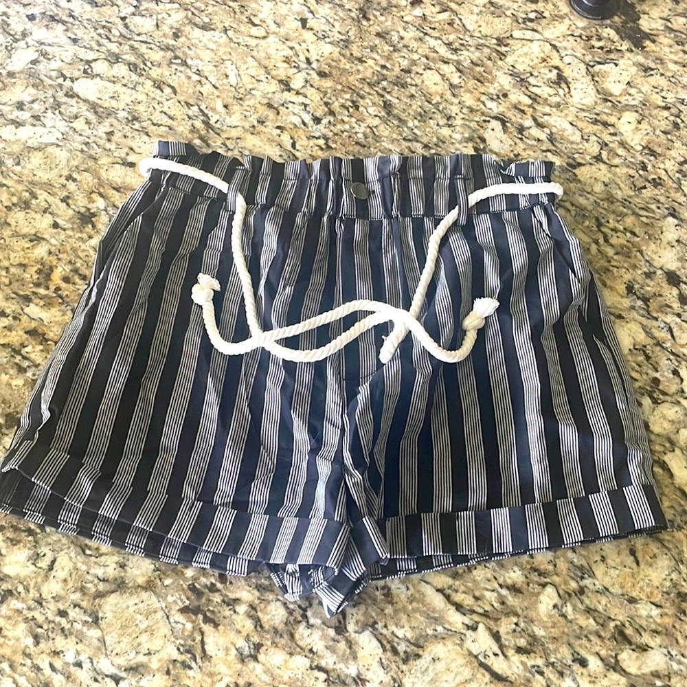 Size medium forever 21 black and white striped shorts